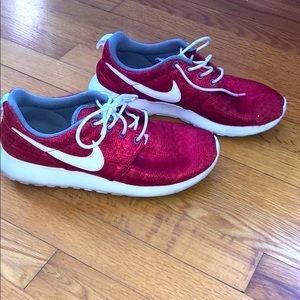 Youth 7 Girls Nike Roshe sneakers